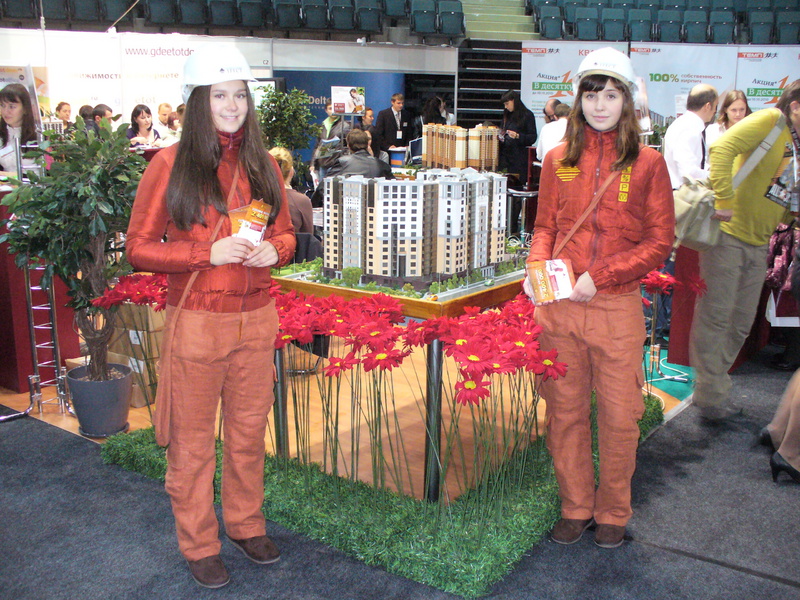 Девушки промоутеры на выставке недвижимости в фирменных костюмах
