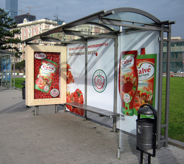 Реклама кетчупа на остановке