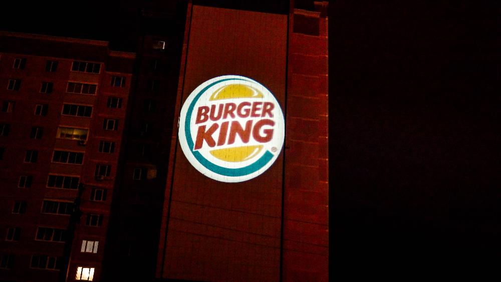 Проекция логотипа Burger King на жилом доме