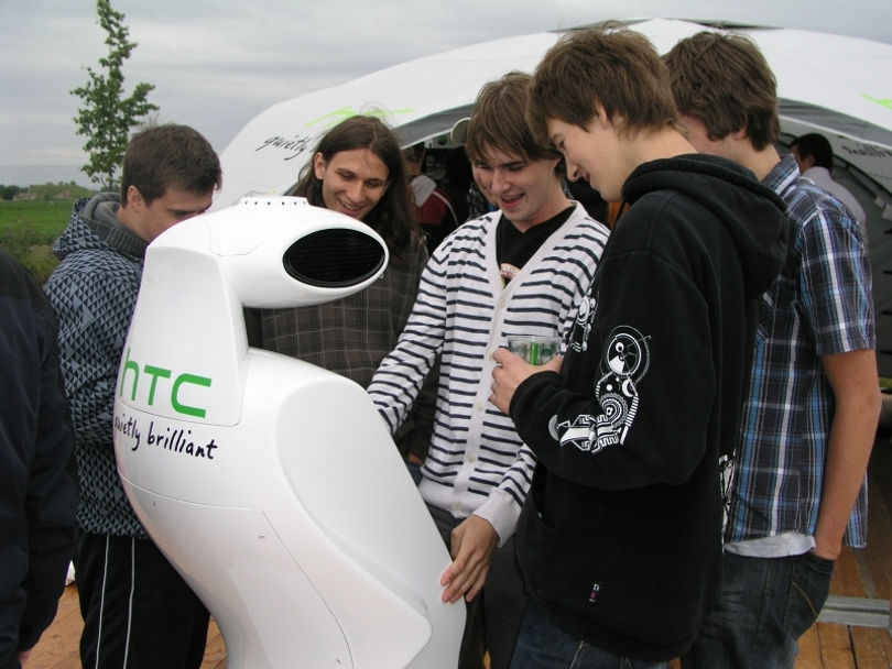 Робот промоутер HTC