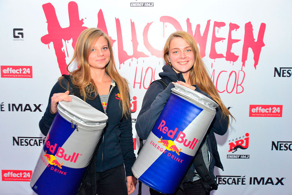 Девушки промоутеры Red Bull на вечеринке Halloween