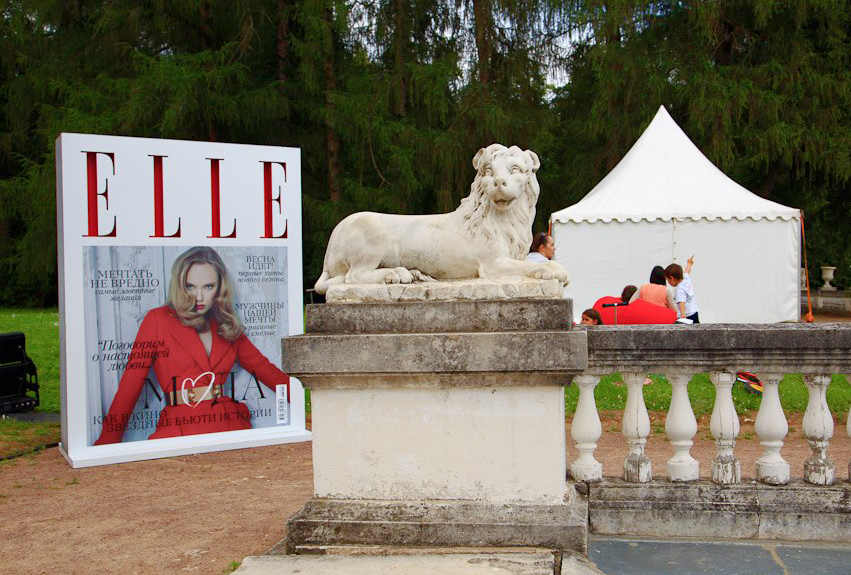 Стенд с рекламой журнала Elle