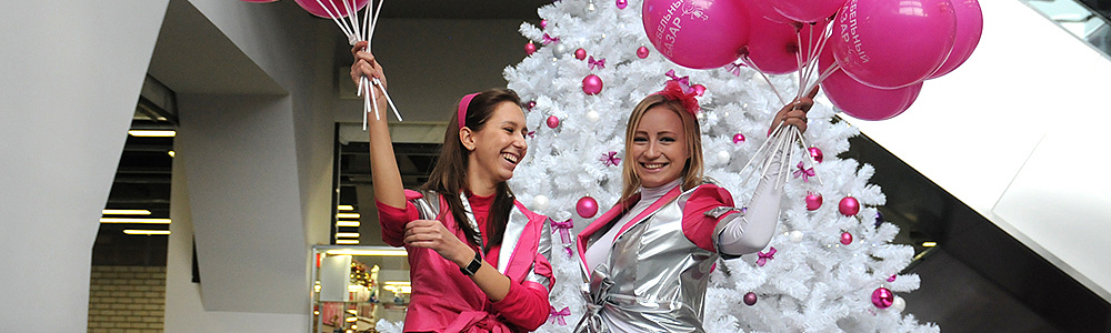 Розовые костюмы для девушек промоутеров