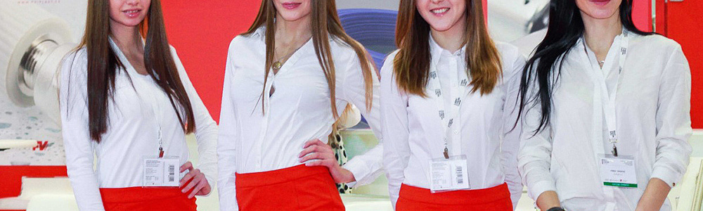 Девушки промоутеры в красно-белых костюмах