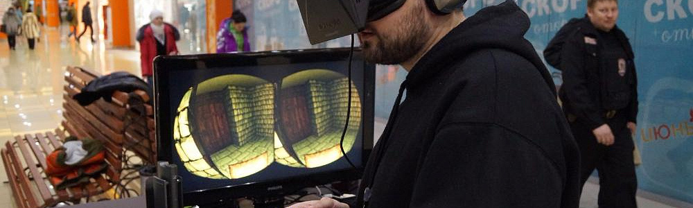 Очки виртуальной реальности на промостойке в торговом центре